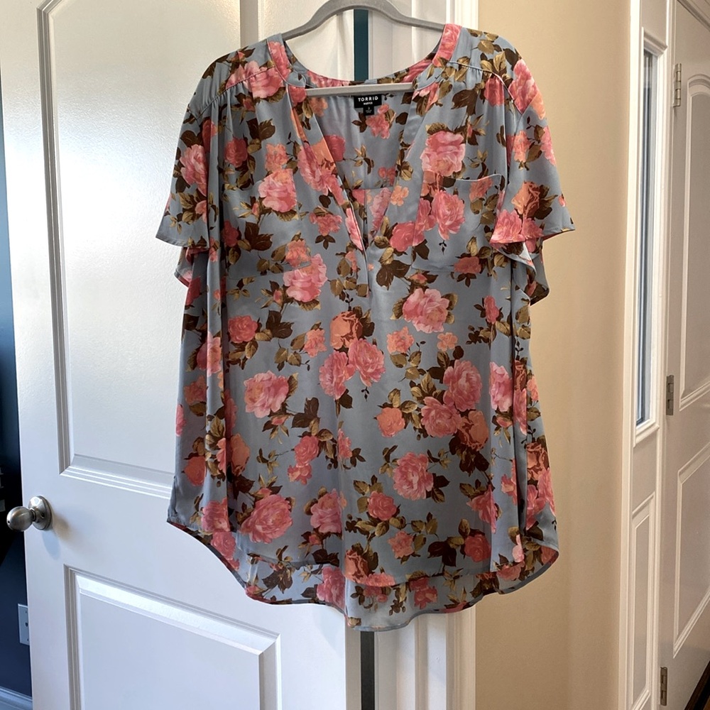 TORRID Harper Short Sleeve Blue & Rose Tunic Top